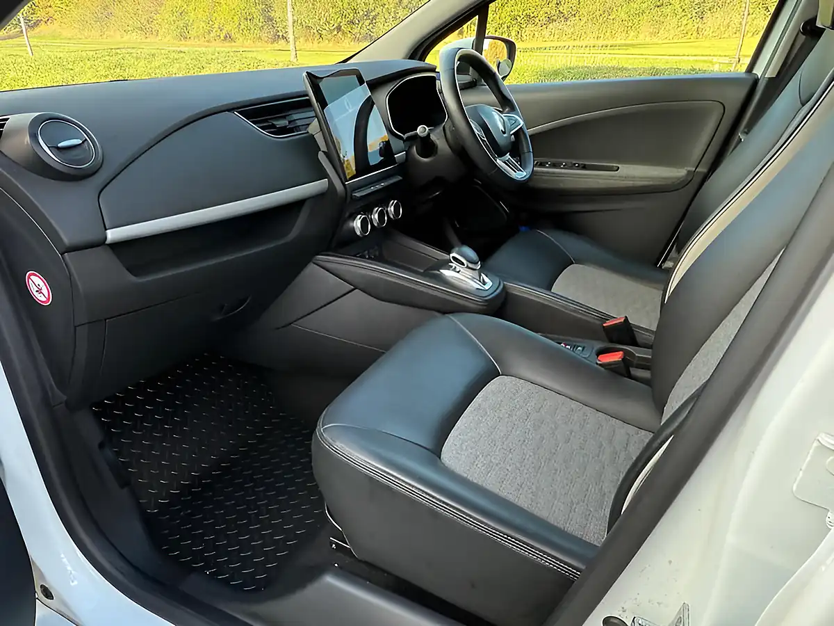 Used 2022 Renault Zoe GT Line + White - Interior and Exterior details 7