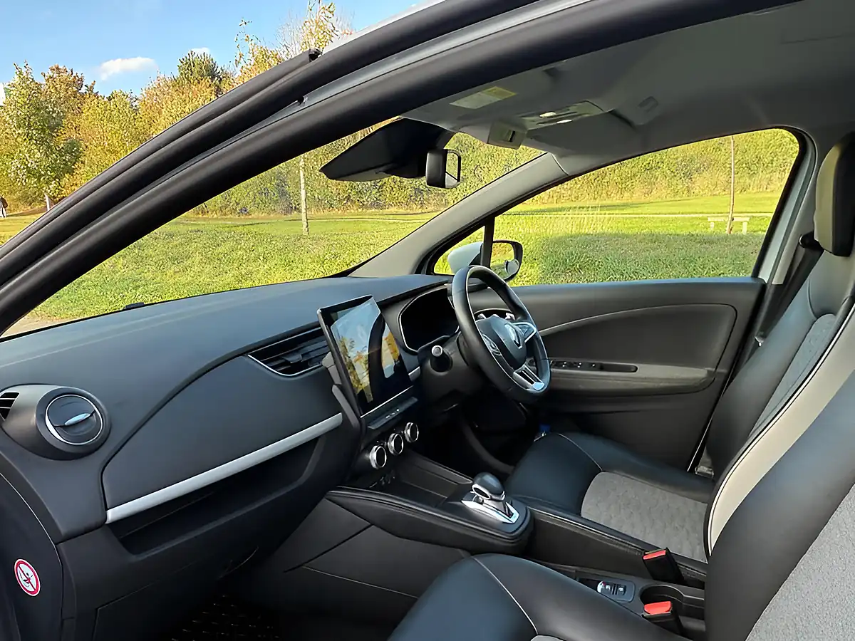 Used 2022 Renault Zoe GT Line + White - Interior and Exterior details 8