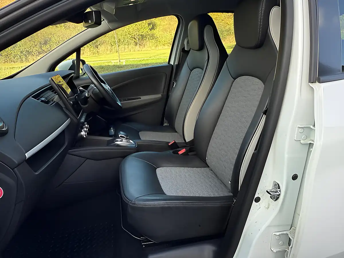 Used 2022 Renault Zoe GT Line + White - Interior and Exterior details 9