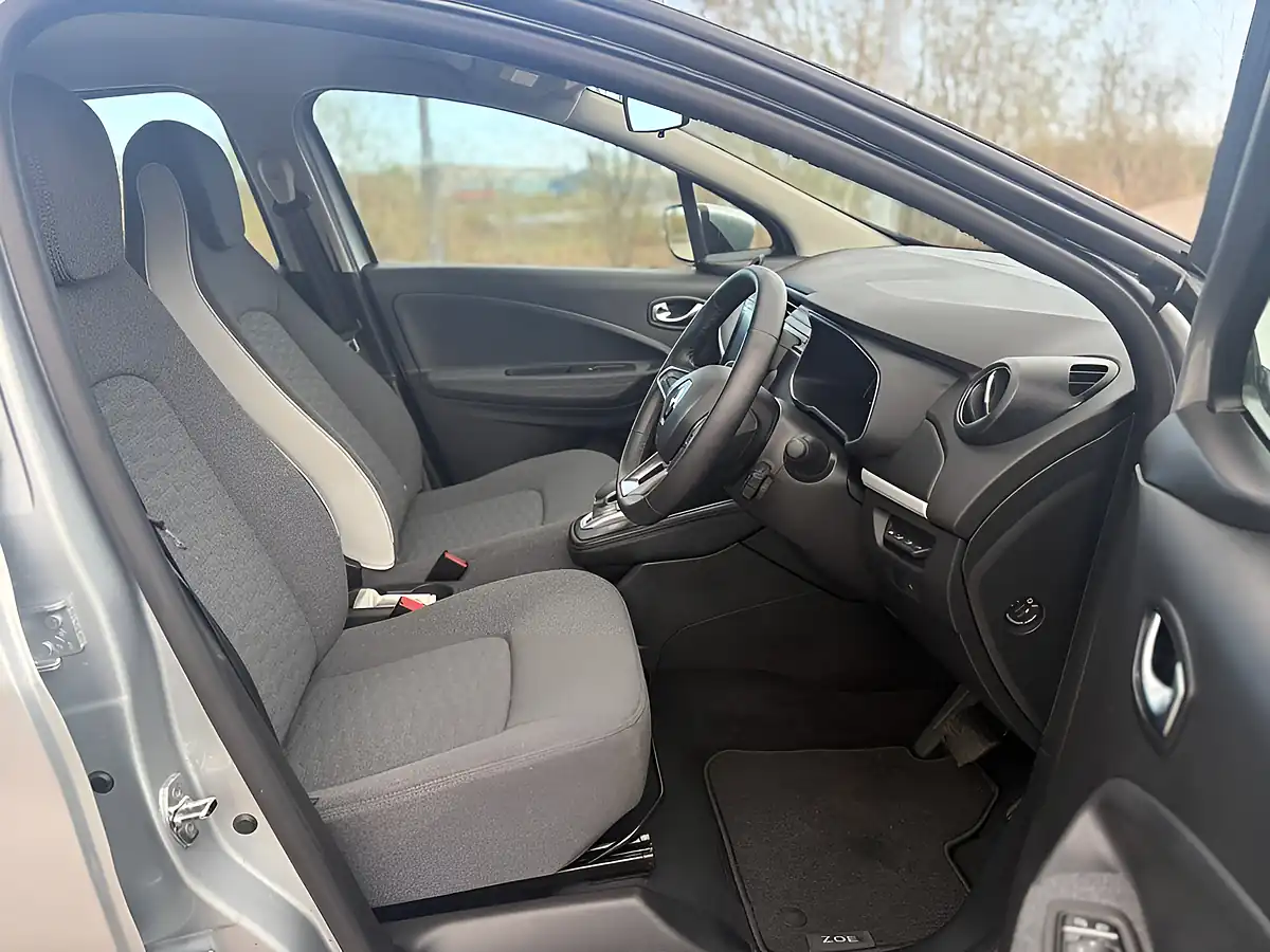 Used 2022 Renault Zoe Highland Grey - Interior and Exterior details 15