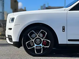 Used 2022 Rolls-Royce Cullinan Black Badge Arctic White - Interior and Exterior details 10