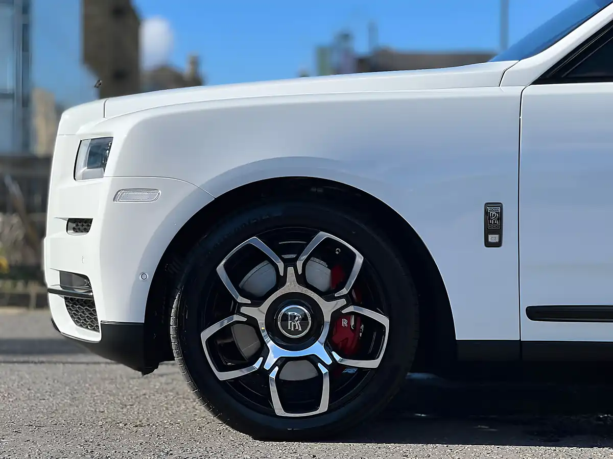Used 2022 Rolls-Royce Cullinan Black Badge Arctic White - Interior and Exterior details 10