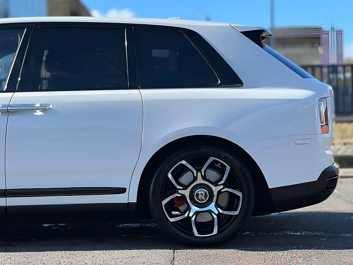 Used 2022 Rolls-Royce Cullinan Black Badge Arctic White - Interior and Exterior details 11
