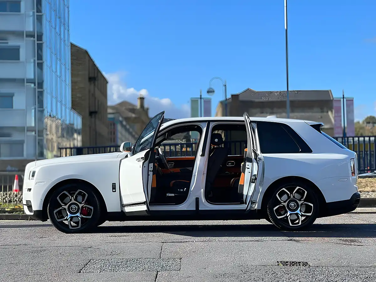 Used 2022 Rolls-Royce Cullinan Black Badge Arctic White - Interior and Exterior details 8