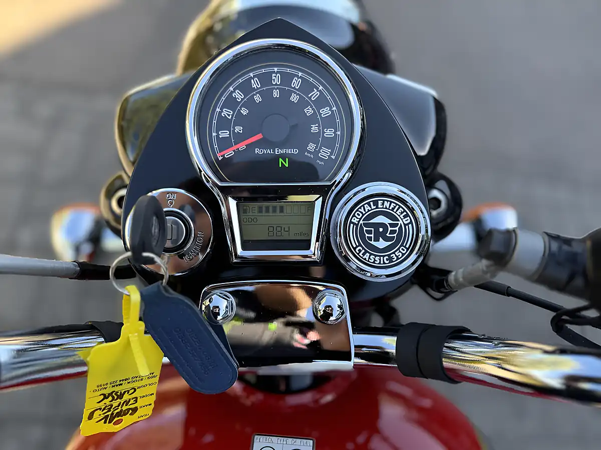 Used 2022 Royal Enfield Classic 350 Silver/Red - Interior and Exterior details 10