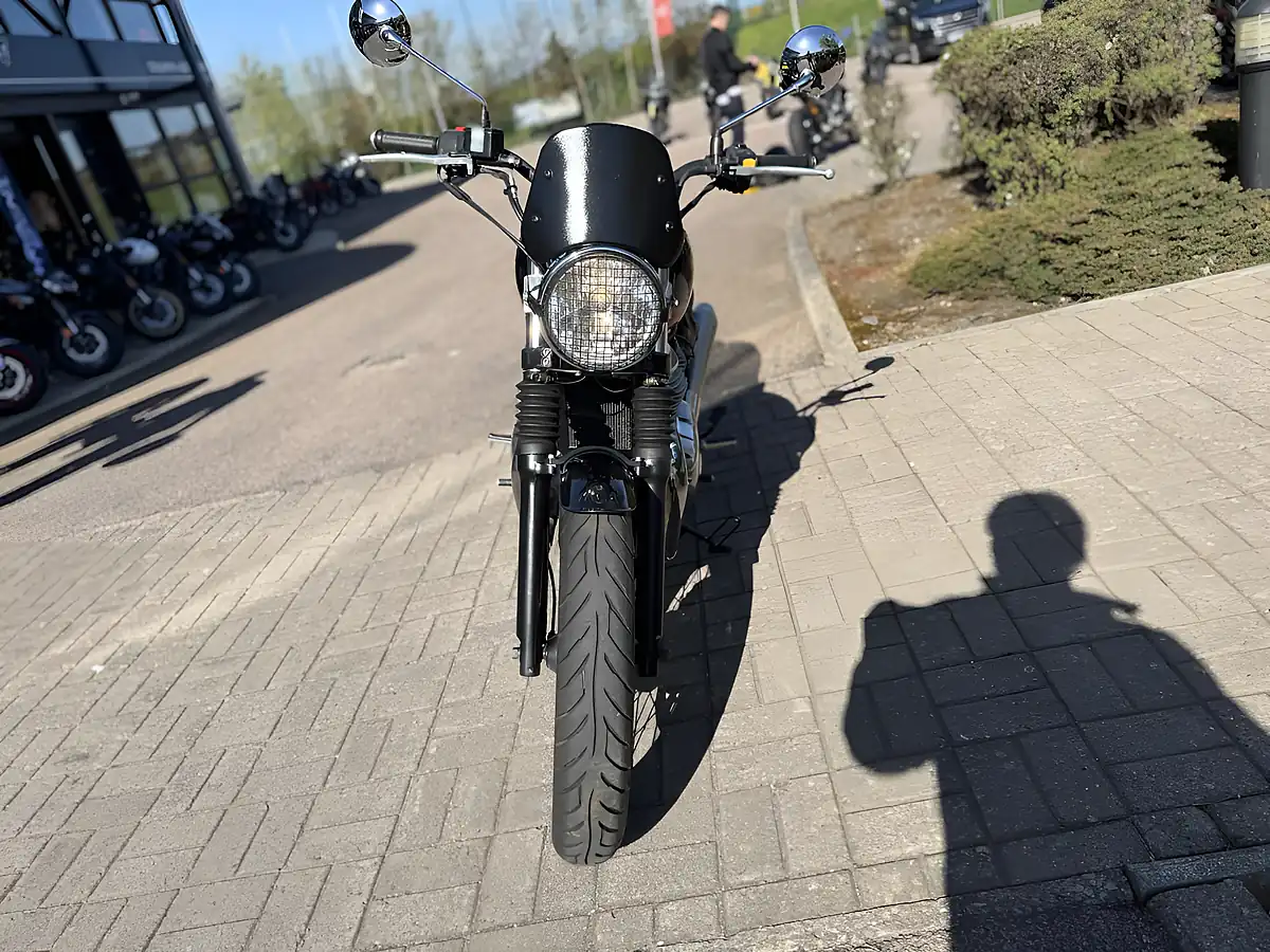 Used 2022 Royal Enfield Interceptor Int Black/Red - Interior and Exterior details 4