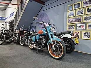 Used 2022 Royal Enfield Meteor 350 Red - Interior and Exterior details 12
