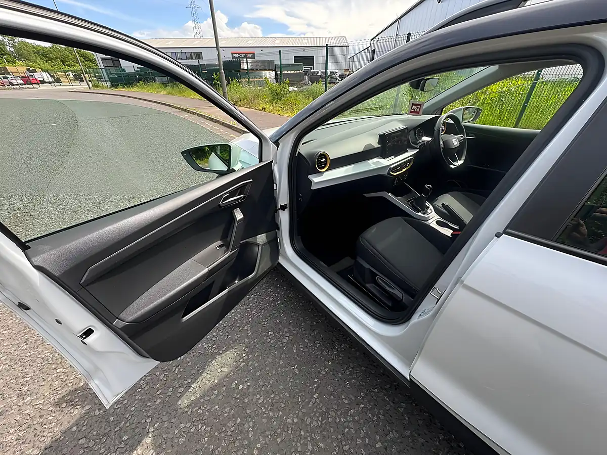 Used 2022 SEAT Arona Se Technology White - Interior and Exterior details 14