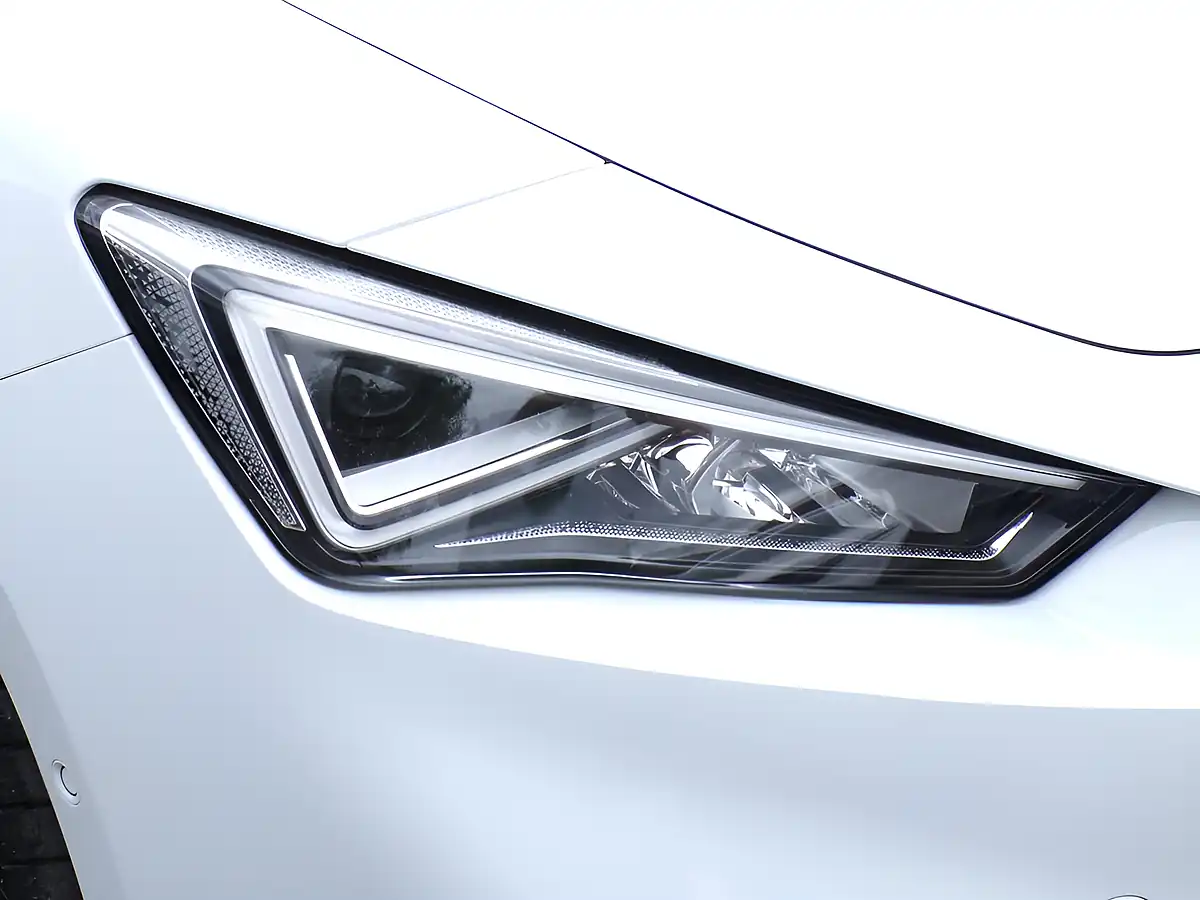Used 2022 SEAT Leon Fr Sport White - Interior and Exterior details 10