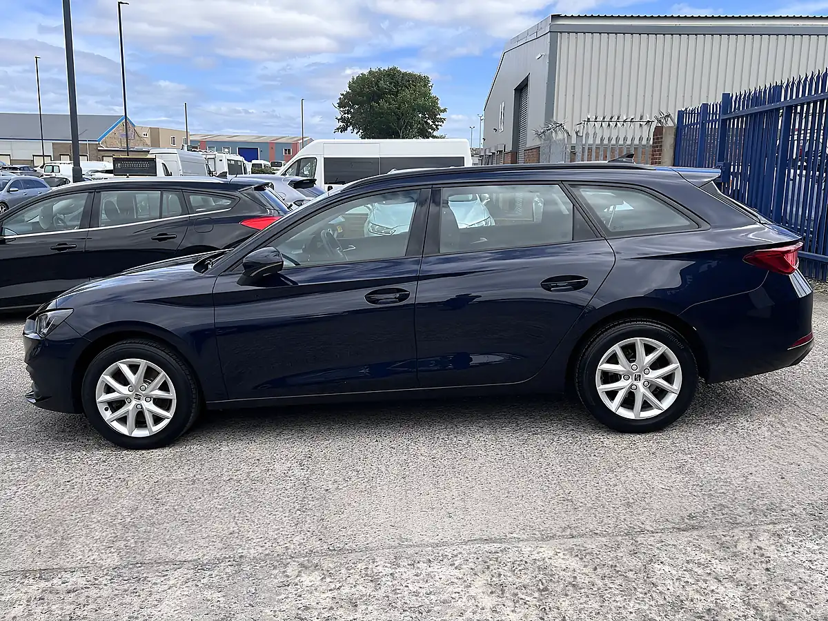 Used 2022 SEAT Leon Se Asphalt Blue Met - Interior and Exterior details 9