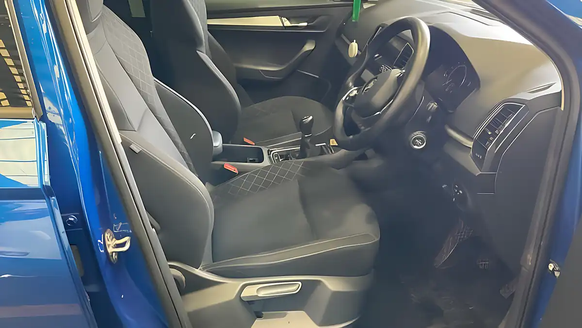 Used 2022 Skoda Karoq Se Blue - Interior and Exterior details 8