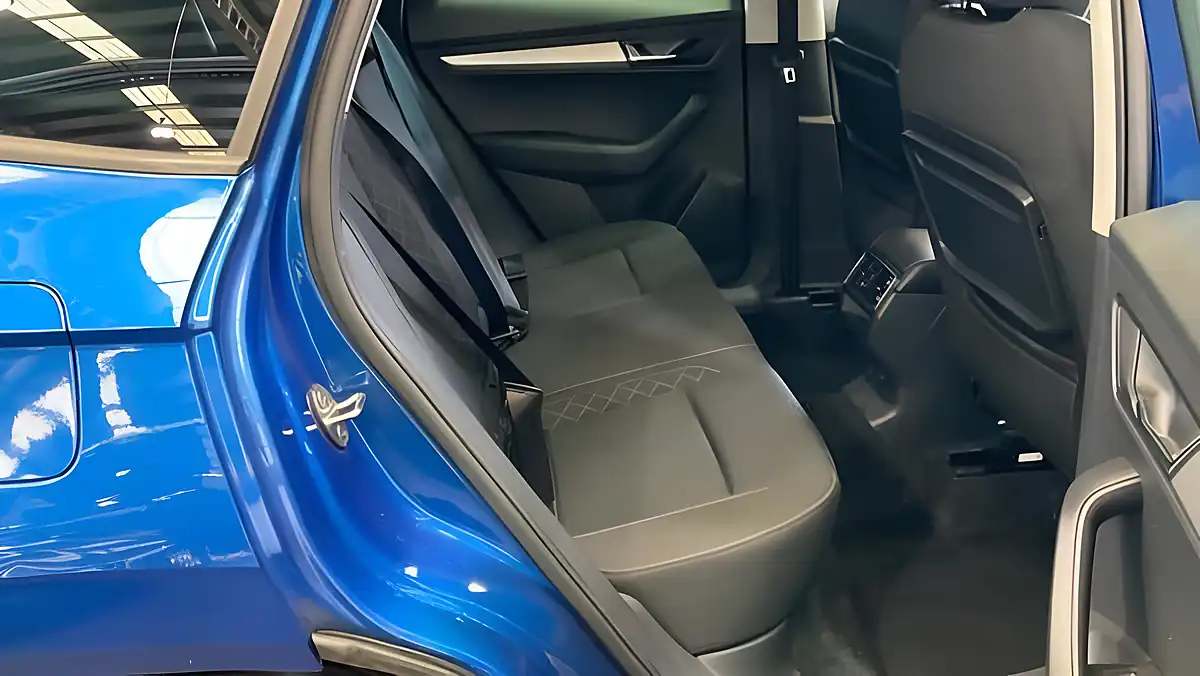 Used 2022 Skoda Karoq Se Blue - Interior and Exterior details 9