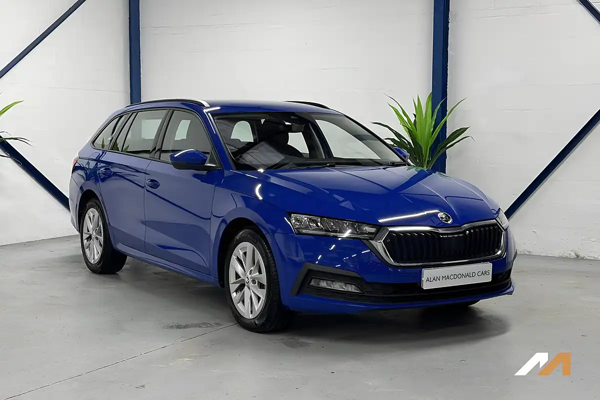 Used 2022 Skoda Octavia Se Technology Blue - Front View