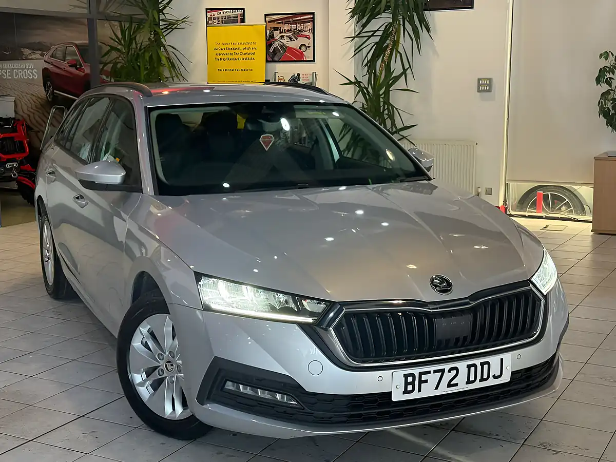 Used 2022 Skoda Octavia Se Technology Silver - Front View