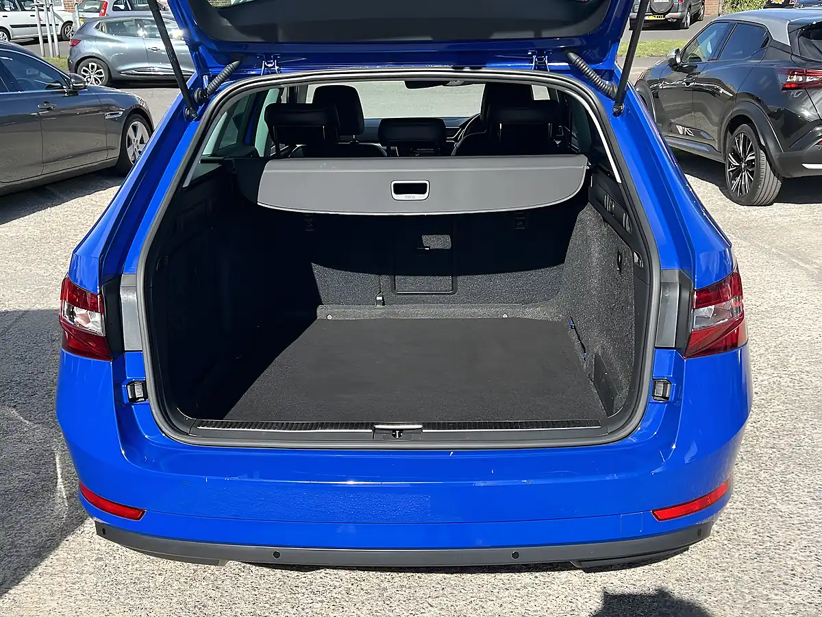 Used 2022 Skoda Superb Se Technology Energy Blue - Interior and Exterior details 16