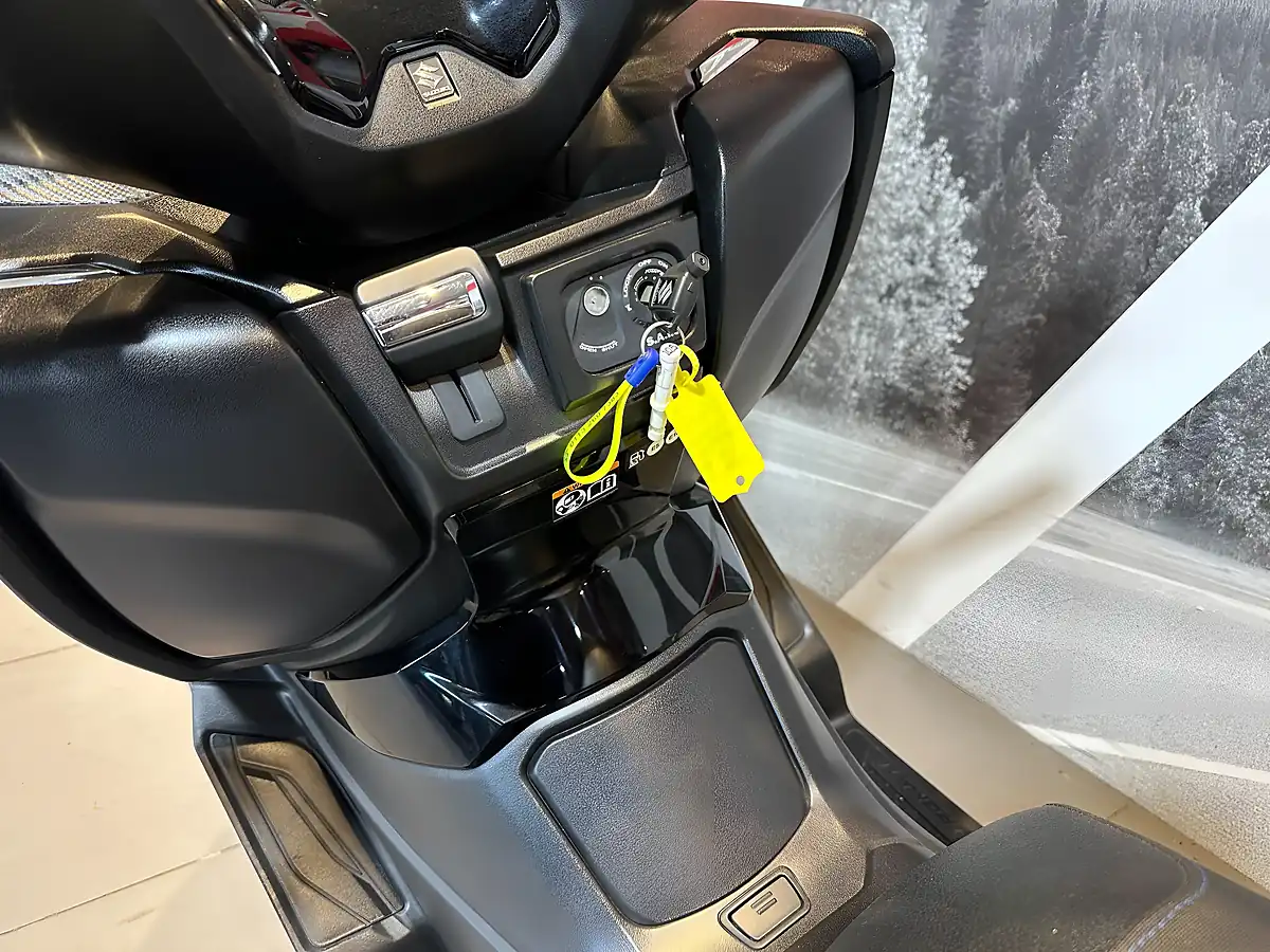 Used 2022 Suzuki Burgman 400 Silver - Interior and Exterior details 11