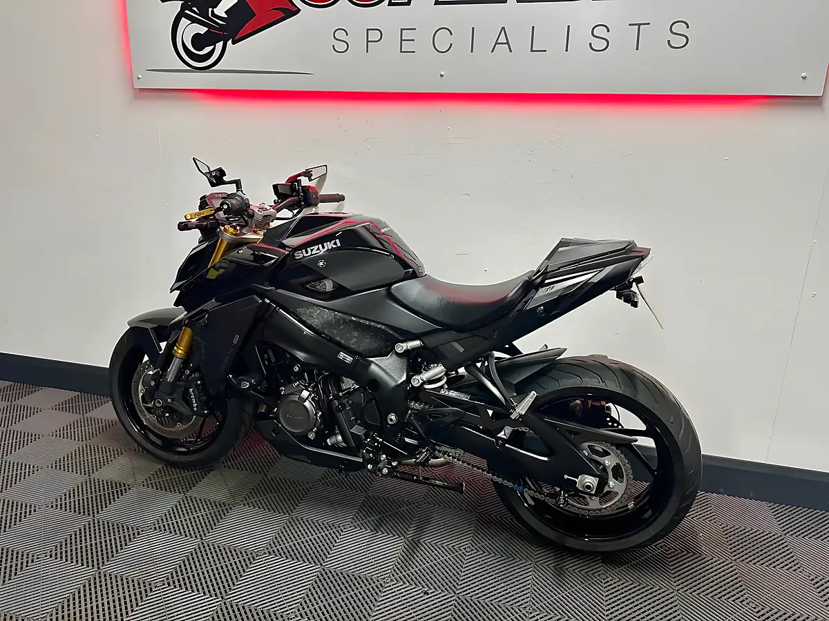 Used 2022 Suzuki GSX-S1000 Naked Black - Interior and Exterior details 12