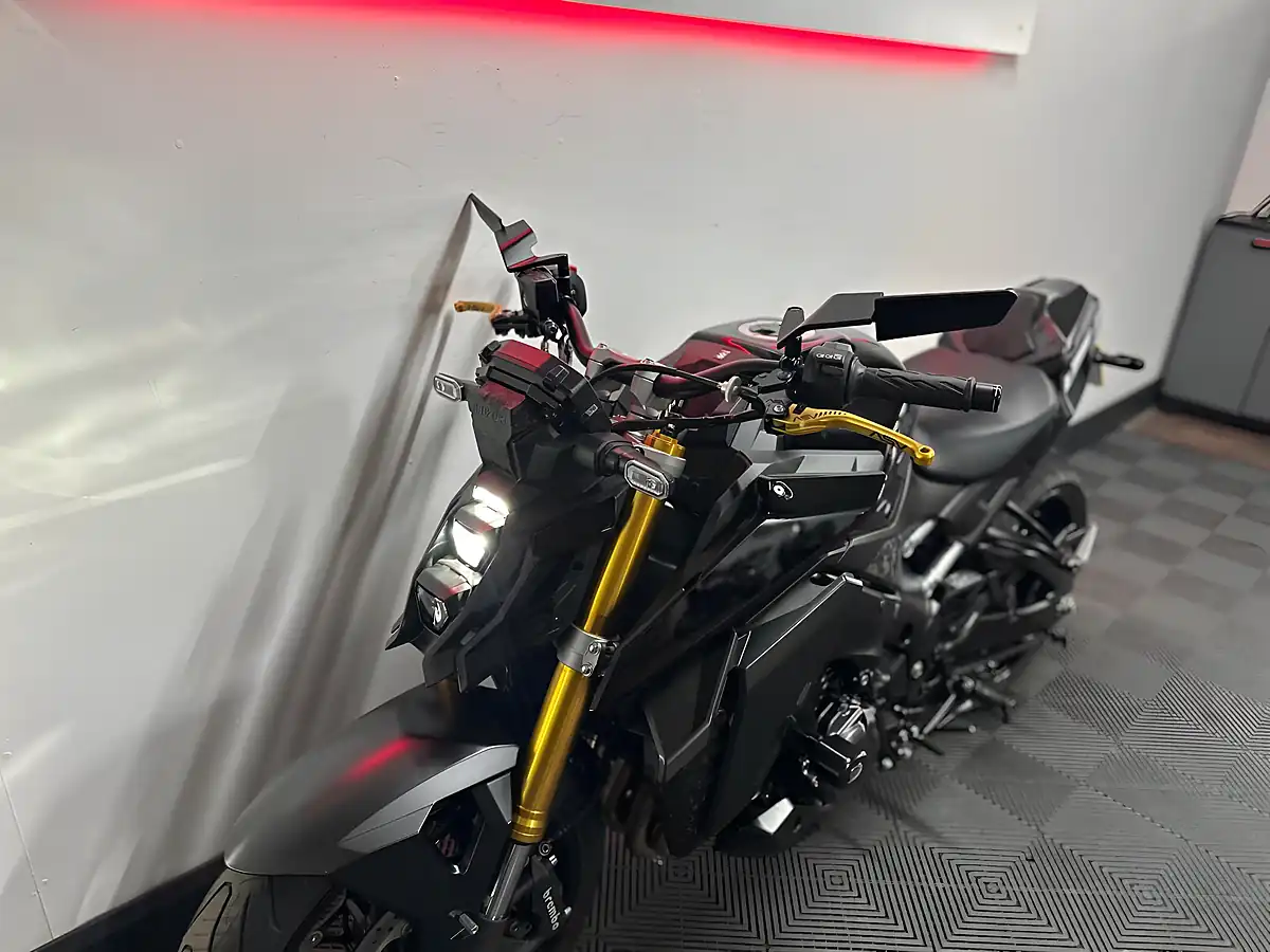 Used 2022 Suzuki GSX-S1000 Naked Black - Interior and Exterior details 16