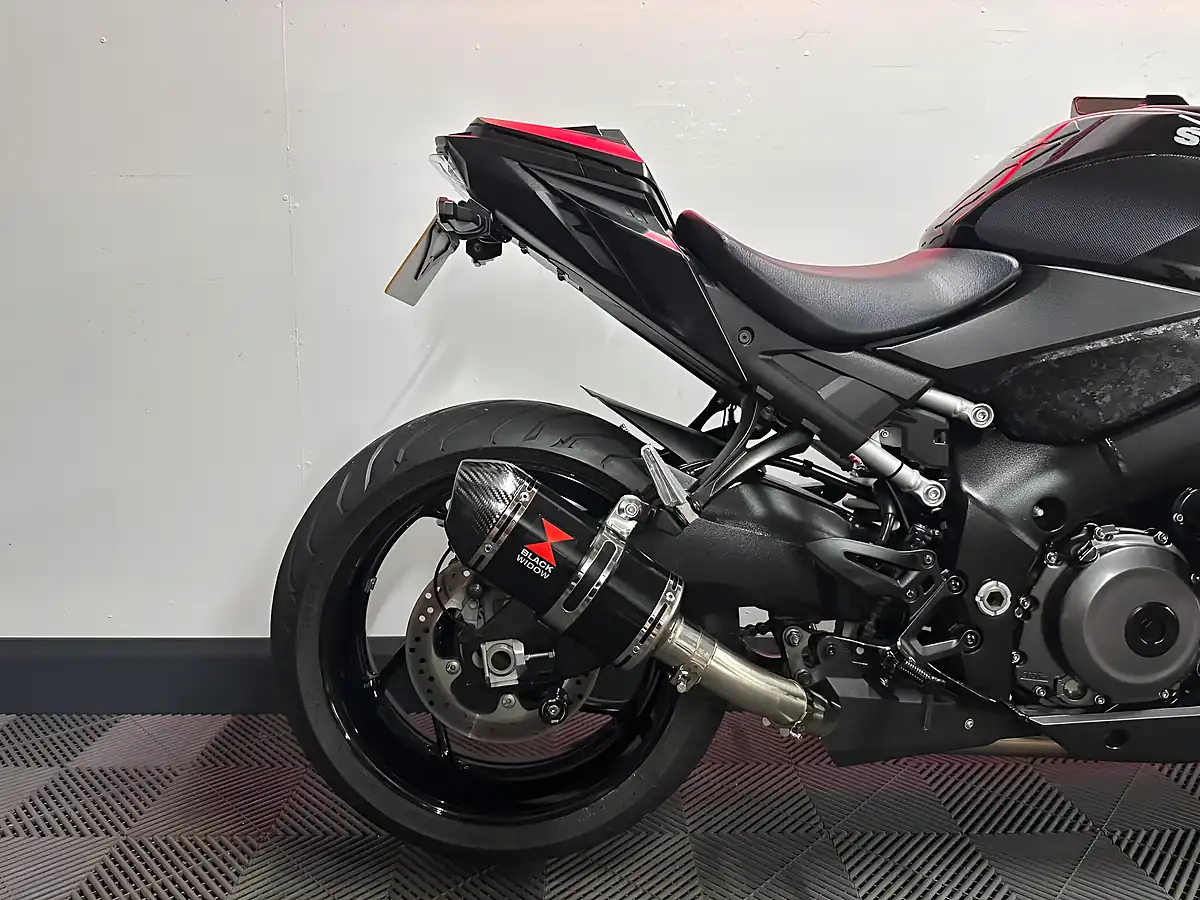 Used 2022 Suzuki GSX-S1000 Naked Black - Interior and Exterior details 7