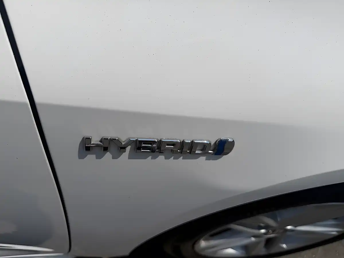 Used 2022 Suzuki Swace Sz-T White - Interior and Exterior details 18