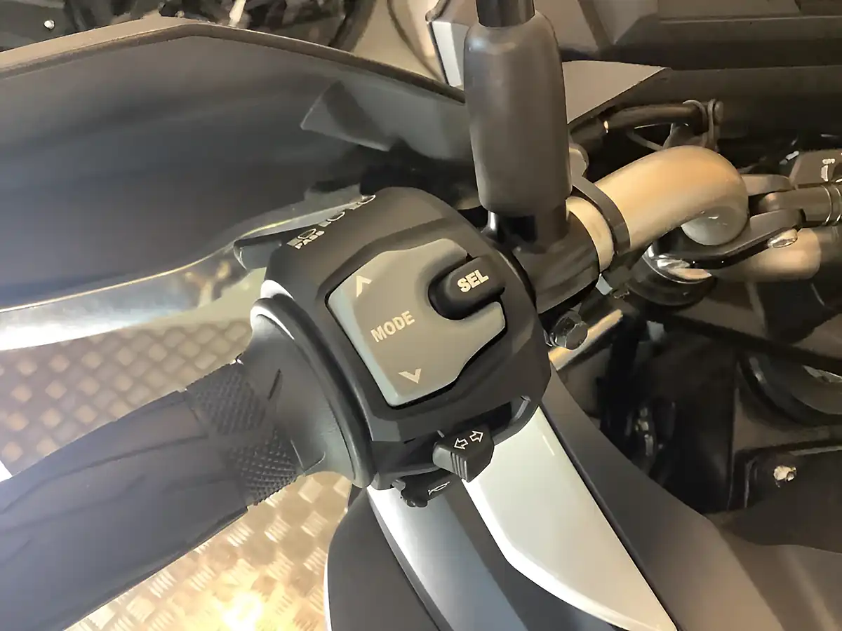 Used 2022 Suzuki V-Strom 650 White - Interior and Exterior details 14