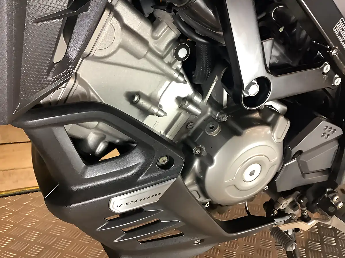 Used 2022 Suzuki V-Strom 650 White - Interior and Exterior details 15