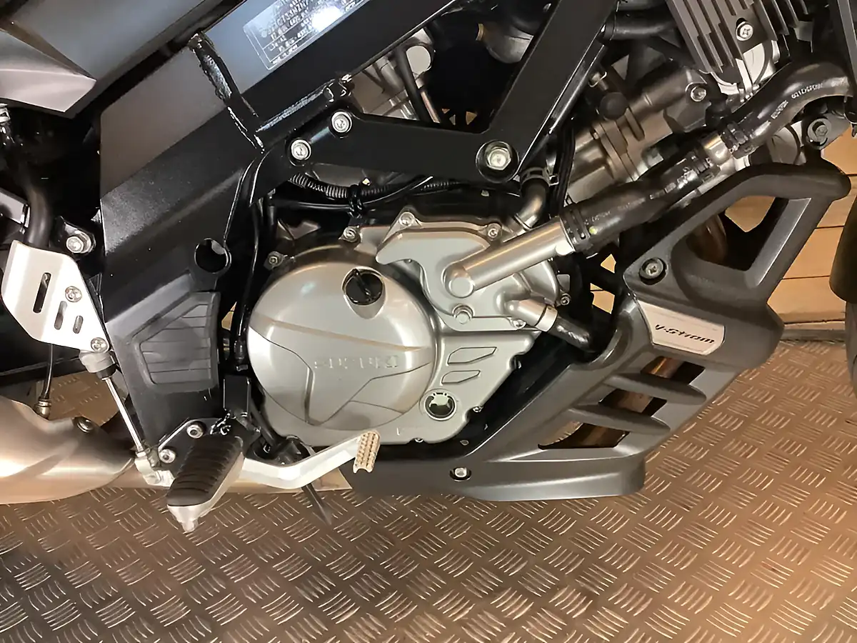 Used 2022 Suzuki V-Strom 650 White - Interior and Exterior details 17