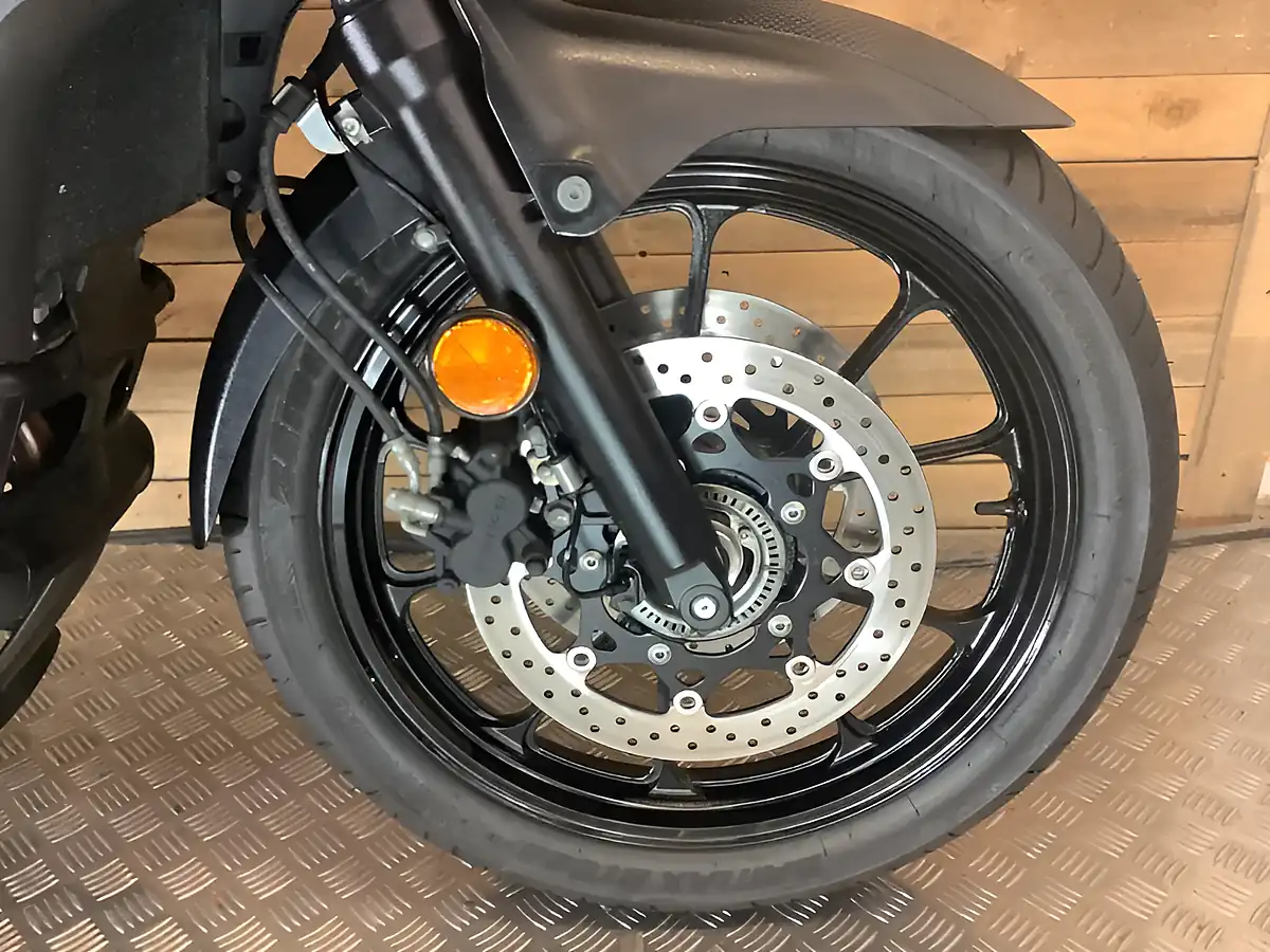 Used 2022 Suzuki V-Strom 650 White - Interior and Exterior details 18