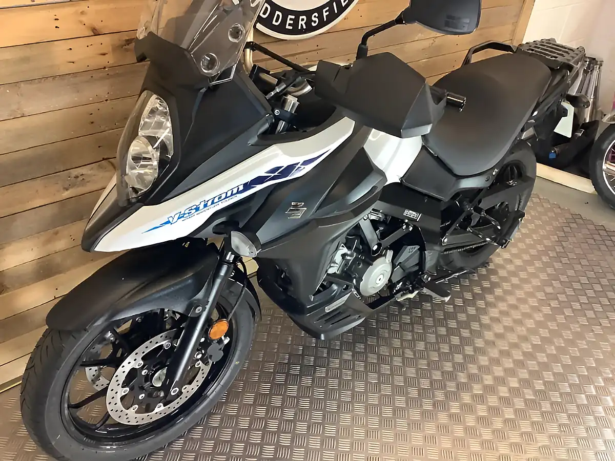 Used 2022 Suzuki V-Strom 650 White - Interior and Exterior details 3