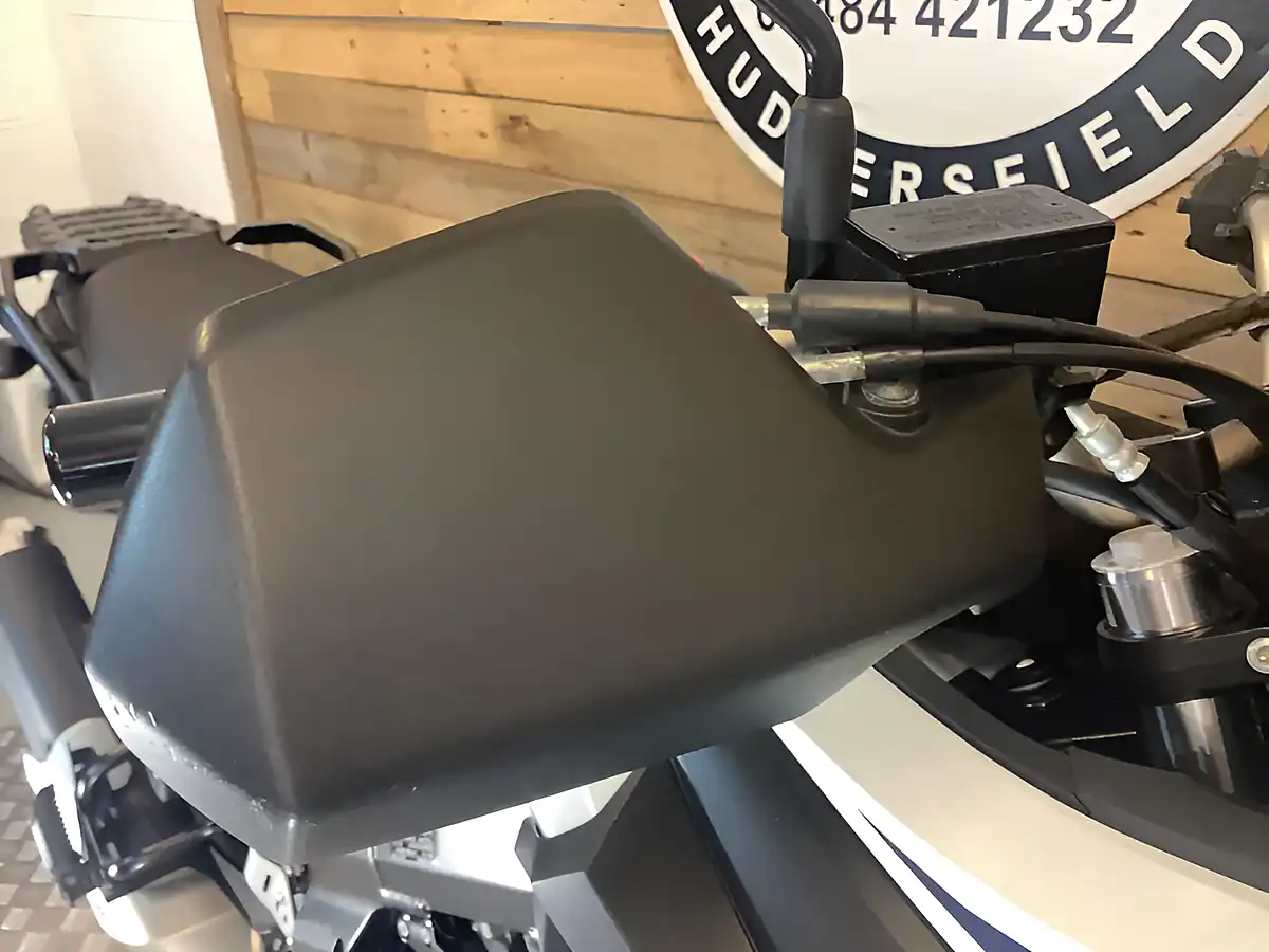 Used 2022 Suzuki V-Strom 650 White - Interior and Exterior details 8