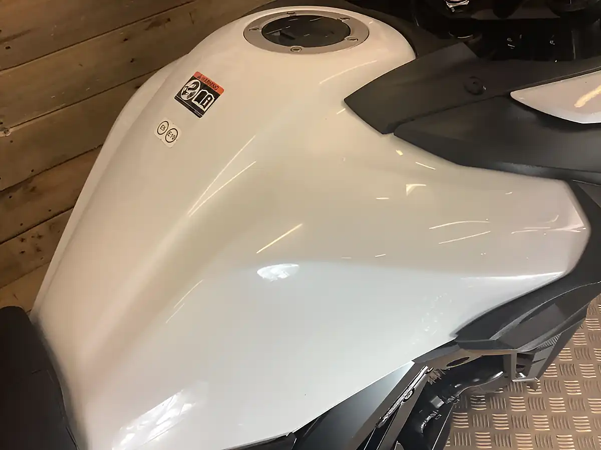 Used 2022 Suzuki V-Strom 650 White - Interior and Exterior details 9