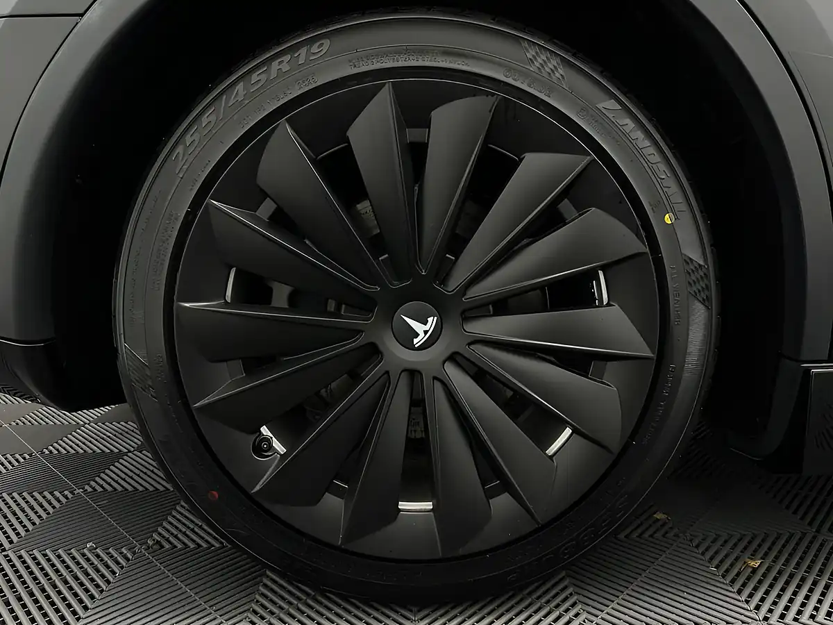 Used 2022 Tesla Model Y Long Range Black - Interior and Exterior details 18