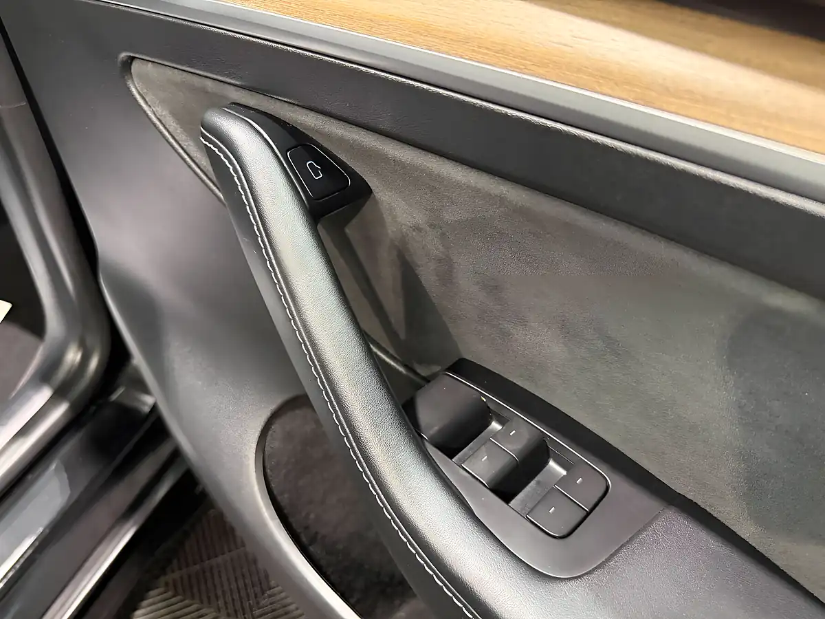 Used 2022 Tesla Model Y Long Range Black - Interior and Exterior details 17
