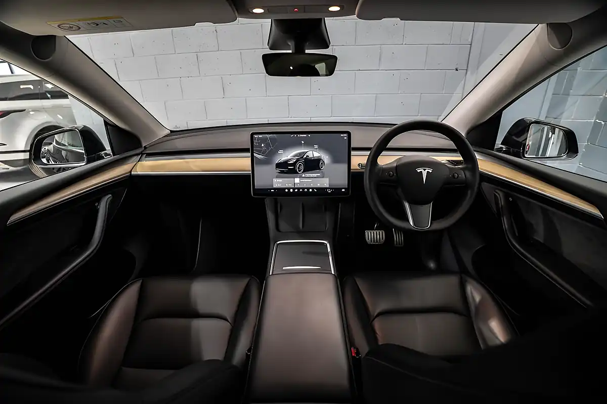 Used 2022 Tesla Model Y Long Range Black - Front View