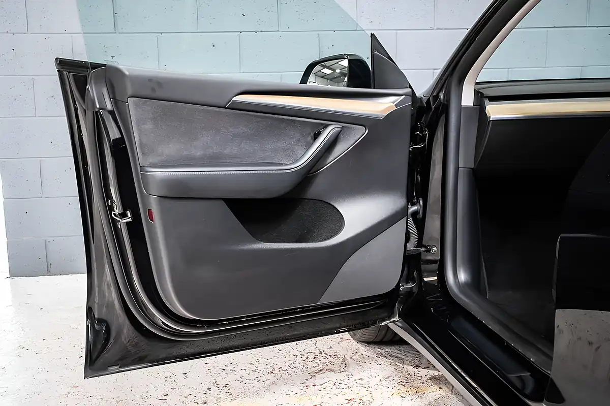 Used 2022 Tesla Model Y Long Range Black - Interior and Exterior details 9