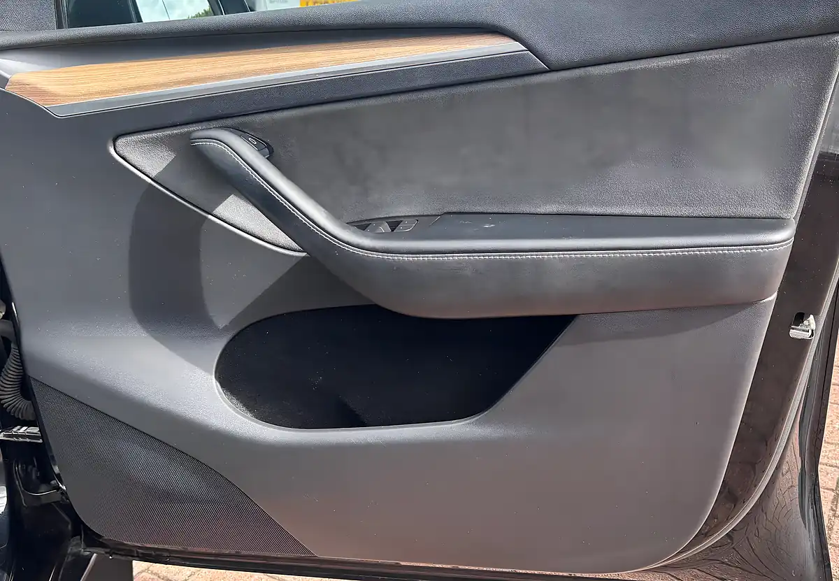 Used 2022 Tesla Model Y Long Range Black - Interior and Exterior details 11