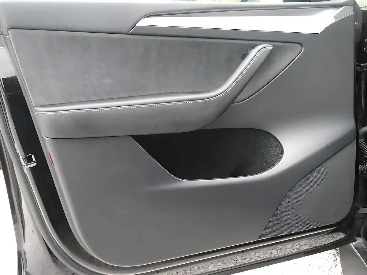 Used 2022 Tesla Model Y Long Range Black - Interior and Exterior details 17