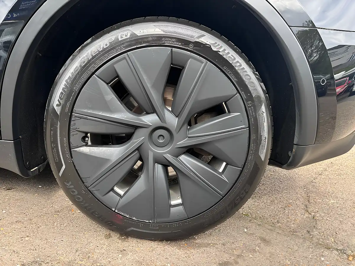Used 2022 Tesla Model Y Long Range Black - Interior and Exterior details 10