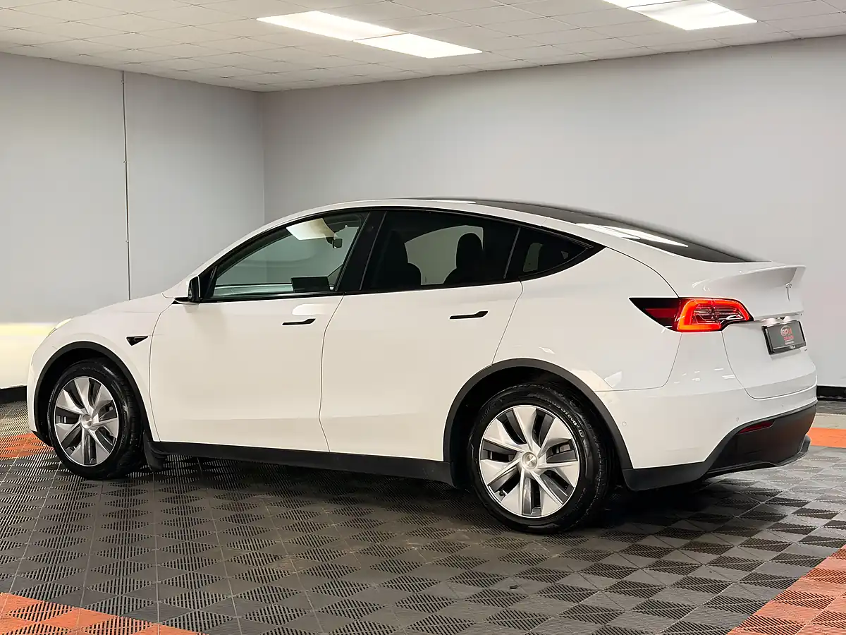 Used 2022 Tesla Model Y Long Range Pearl White - Interior and Exterior details 4
