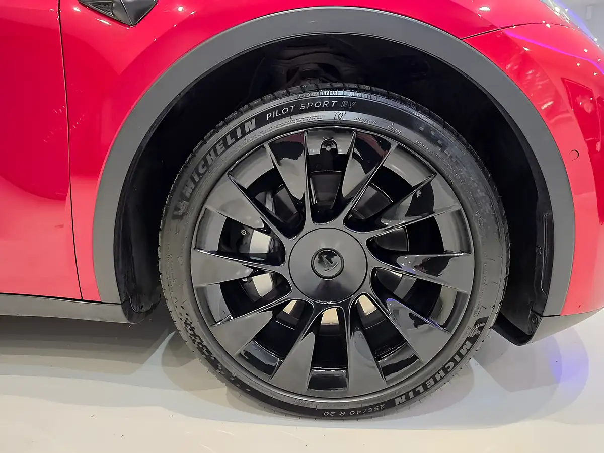 Used 2022 Tesla Model Y Long Range Red - Interior and Exterior details 9