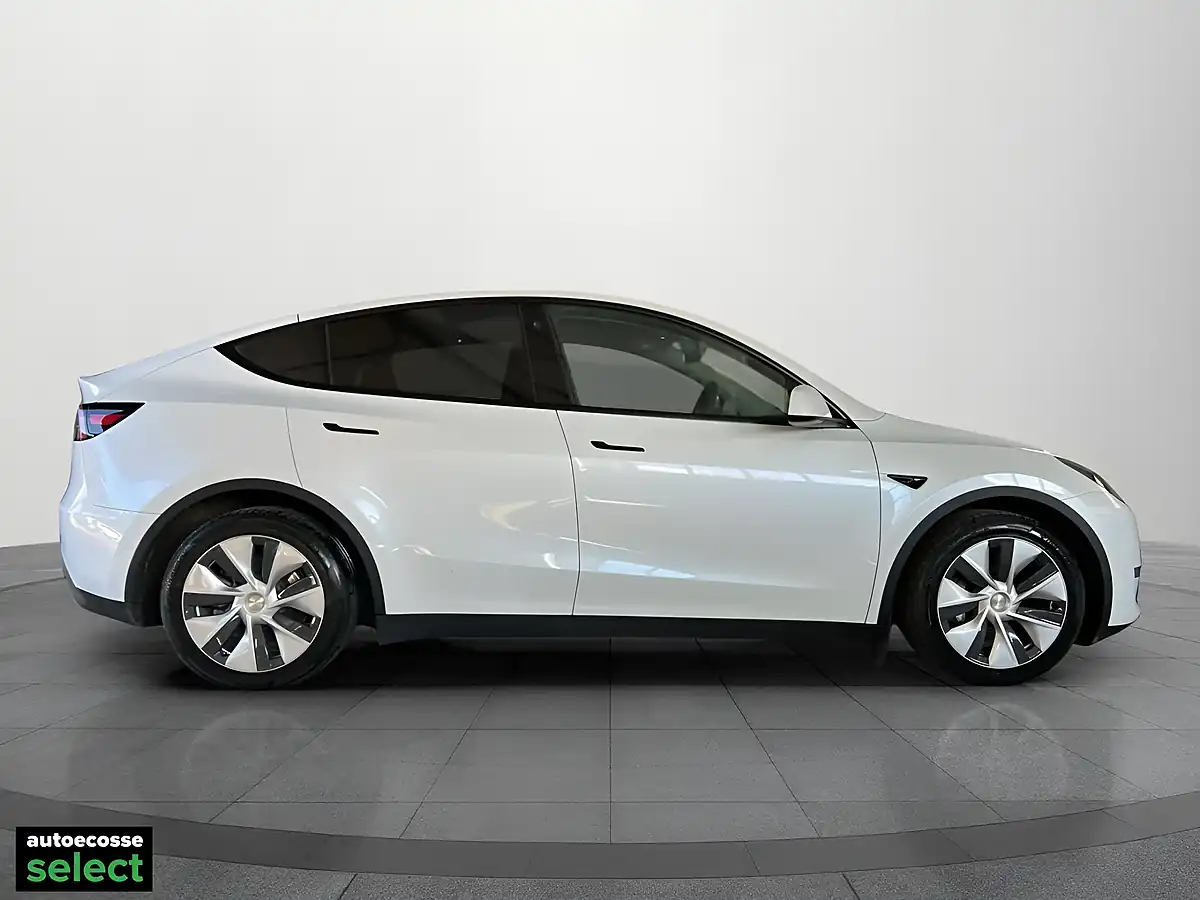 Used 2022 Tesla Model Y Long Range White - Interior and Exterior details 11