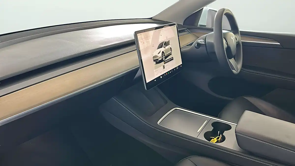 Used 2022 Tesla Model Y Long Range White - Interior and Exterior details 14
