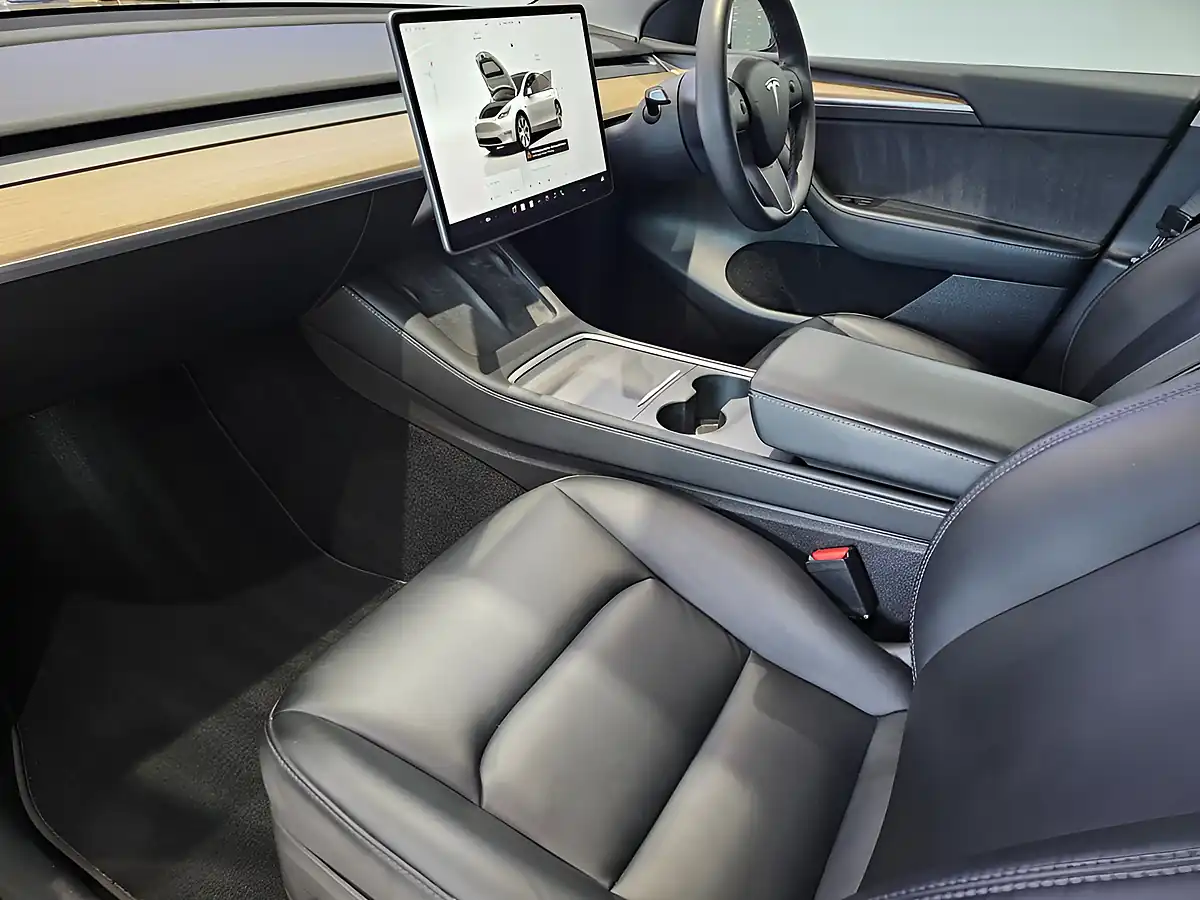 Used 2022 Tesla Model Y Long Range White - Interior and Exterior details 16