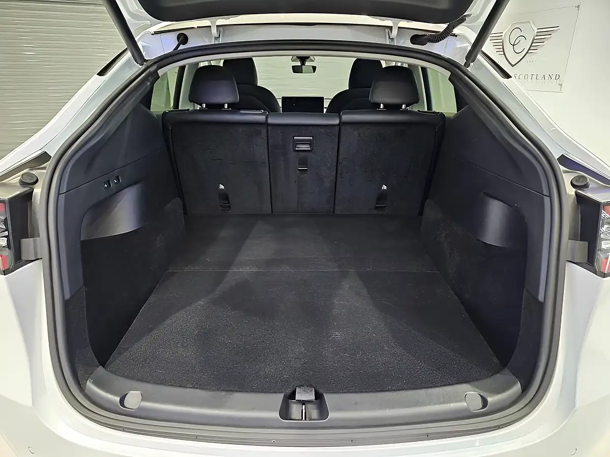 Used 2022 Tesla Model Y Long Range White - Interior and Exterior details 19