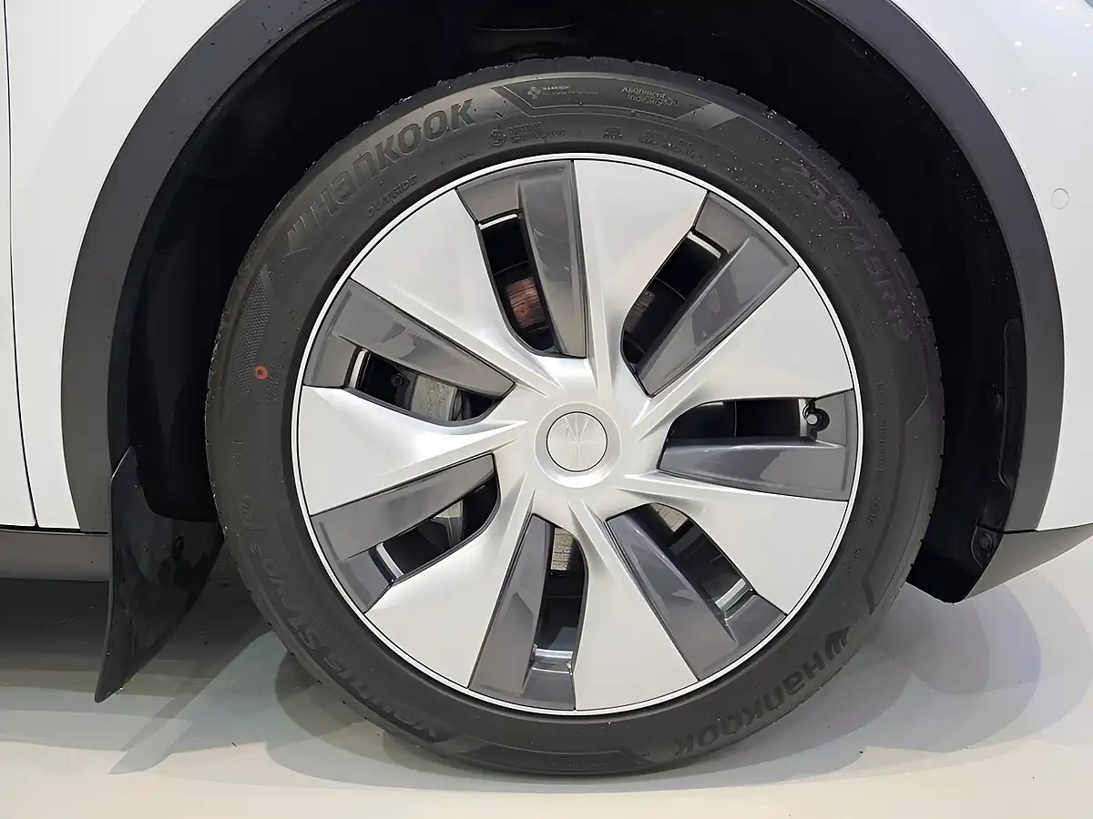 Used 2022 Tesla Model Y Long Range White - Interior and Exterior details 8