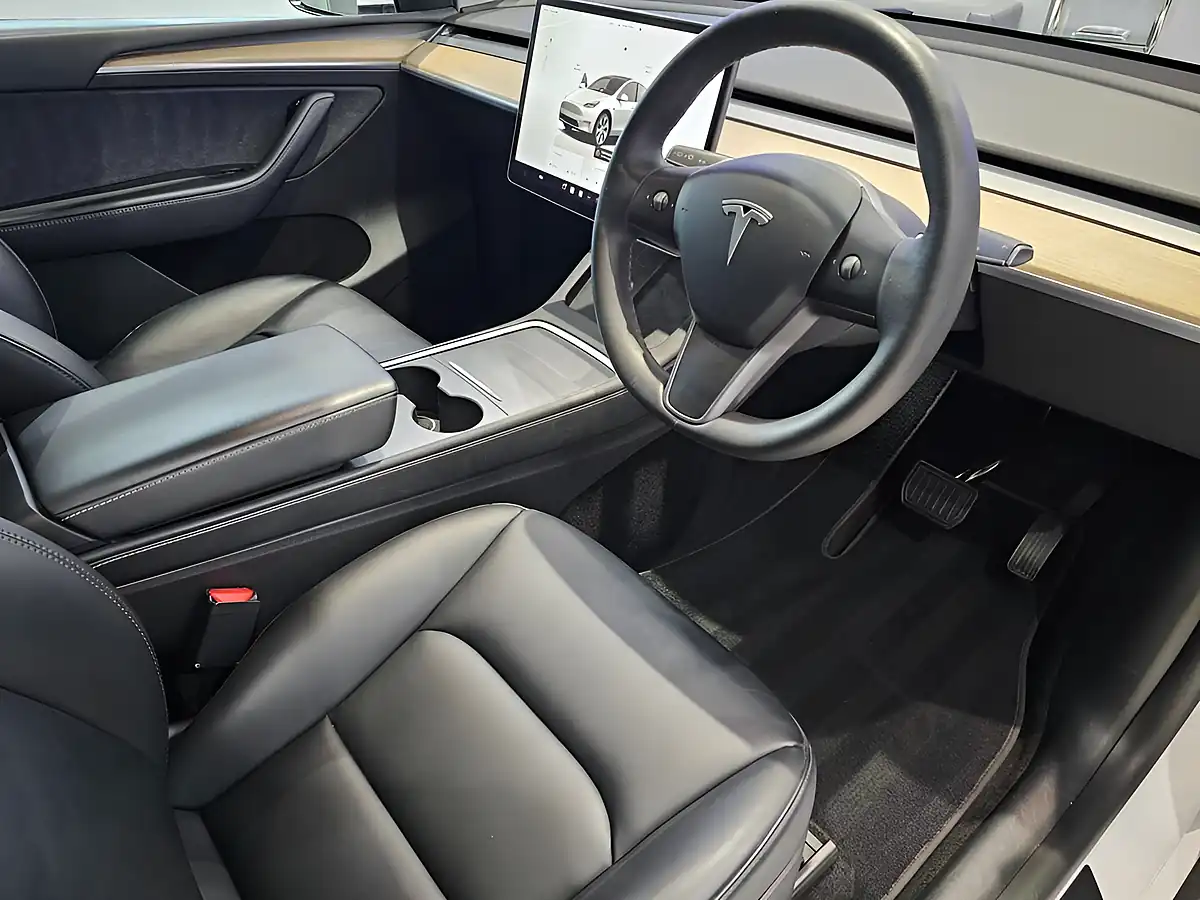 Used 2022 Tesla Model Y Long Range White - Interior and Exterior details 9