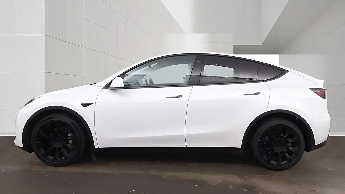 Used 2022 Tesla Model Y Long Range White - Interior and Exterior details 10