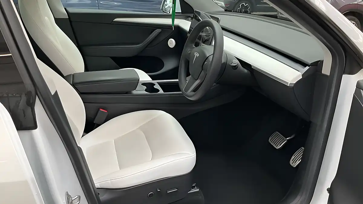 Used 2022 Tesla Model Y Long Range White - Interior and Exterior details 2