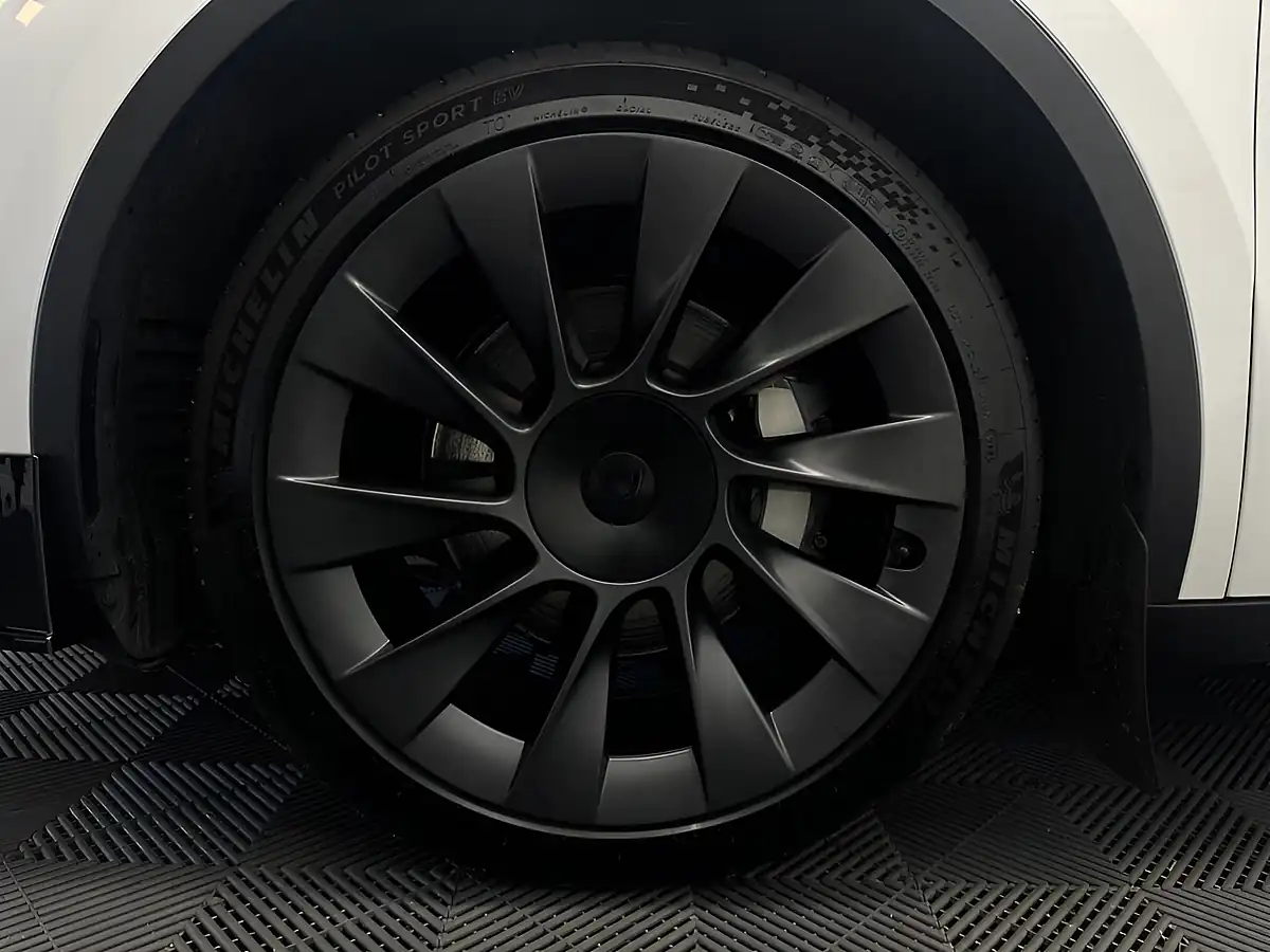 Used 2022 Tesla Model Y Long Range White - Interior and Exterior details 3