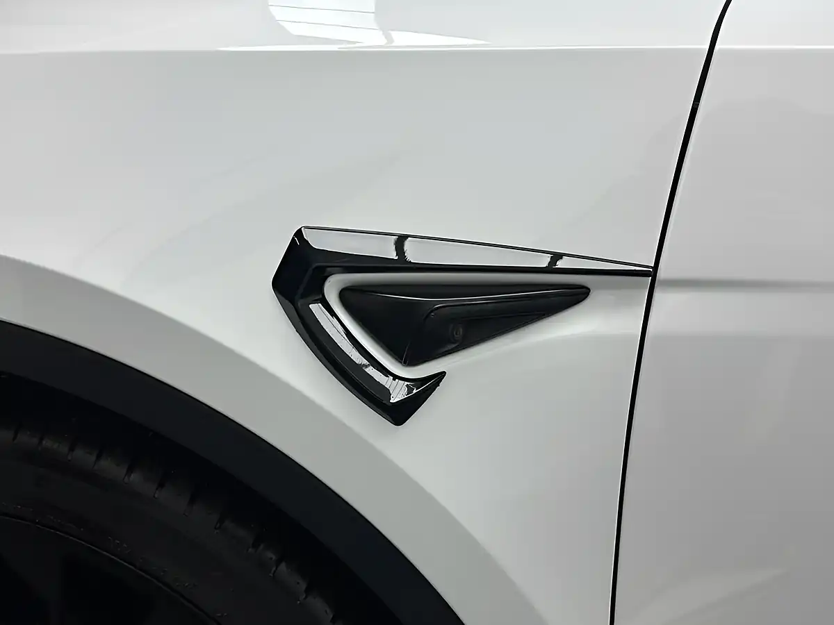 Used 2022 Tesla Model Y Long Range White - Interior and Exterior details 11